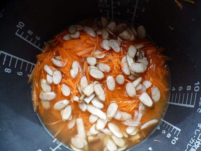 薄く切り水にさらしたゴボウ1本投入