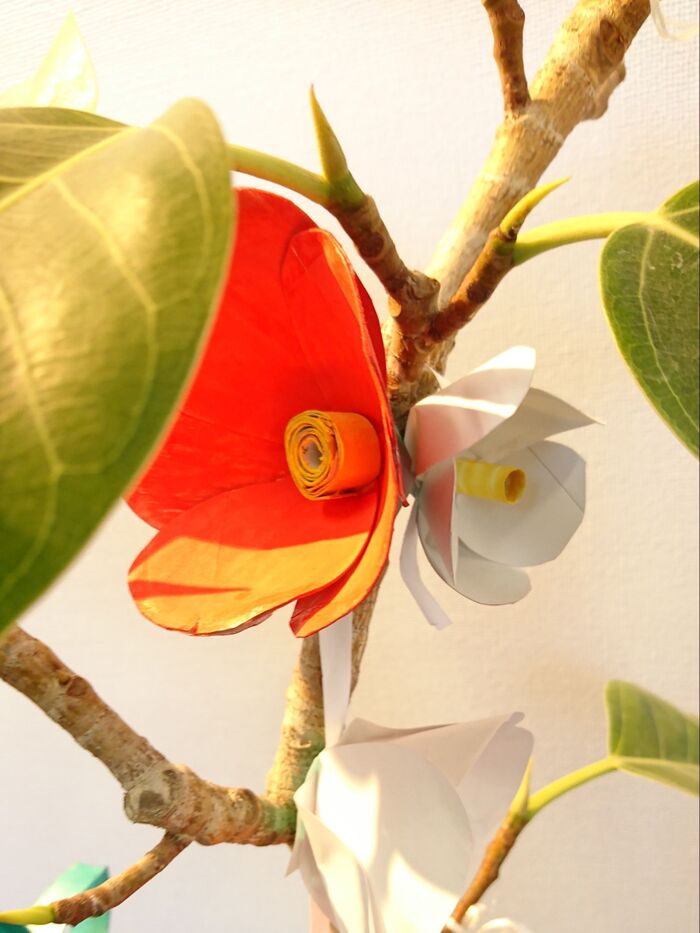 お正月飾りにいかが?トイレットペーパーの芯で椿の花