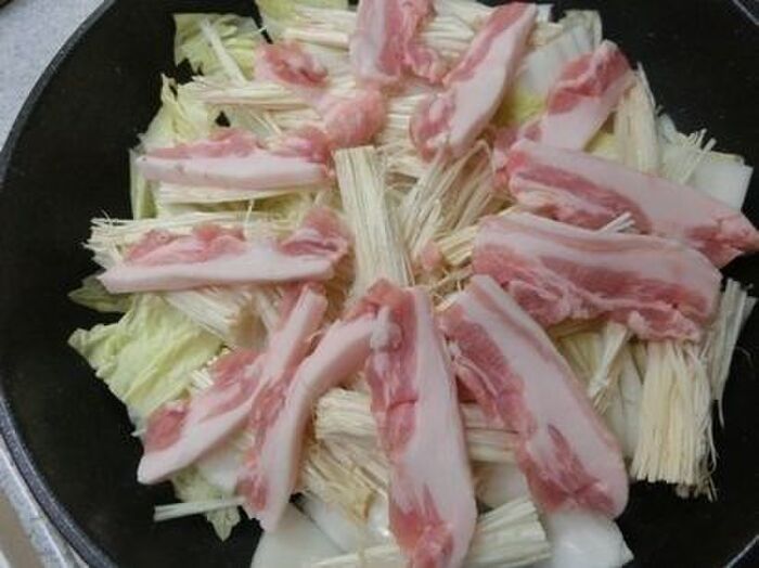 2.フライパンに具を入れる