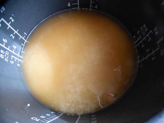 米を洗い醤油大2・砂糖大1・酒大1・水3合目まで入れる。