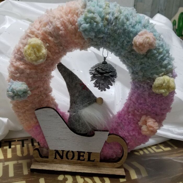 毛糸のポンポンを貼って