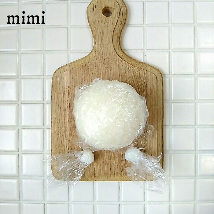 ①ベースのおにぎりを作る。