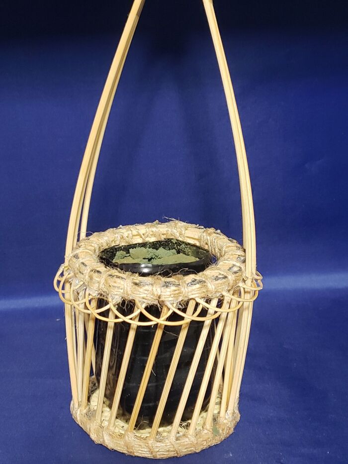 2、竹ひごと竹のコースターで一輪刺しの花瓶を作る。