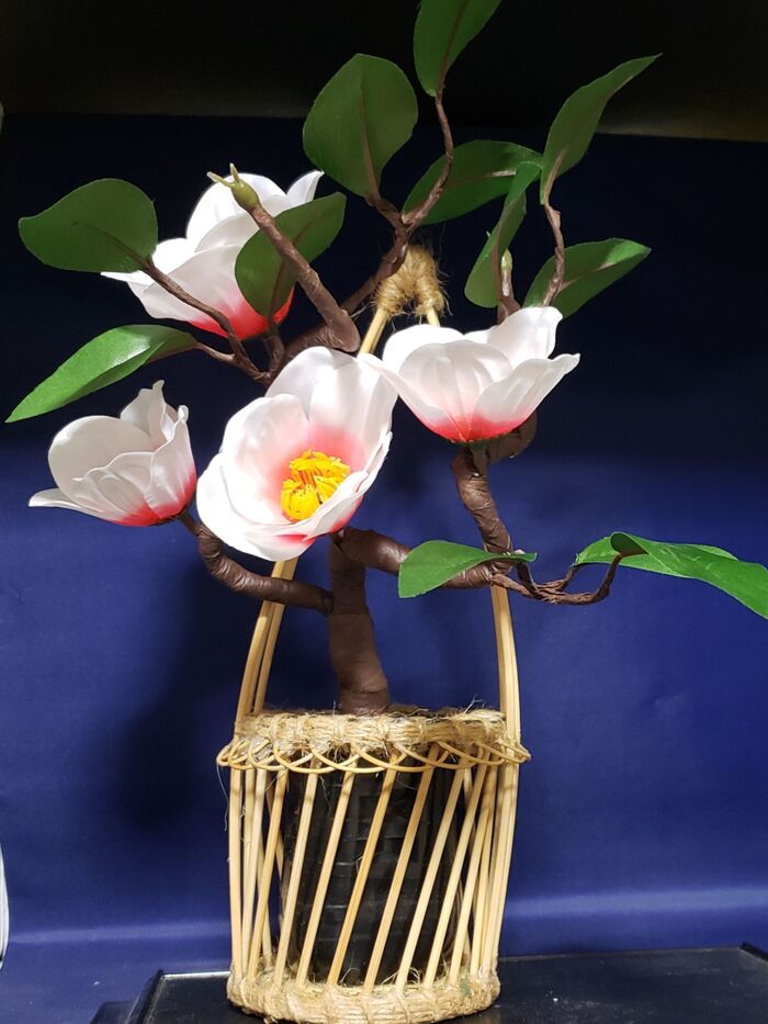 3、椿の花を一輪挿しの花瓶に飾る。