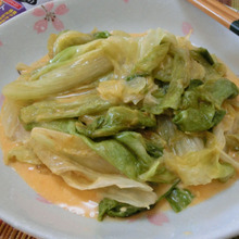 トムヤムクンペーストで☆ 材料3つ! 美味しすぎるレタス炒め♪