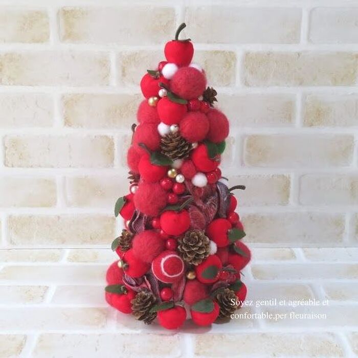 りんごとフェルトボールの真っ赤なクリスマスツリー