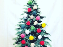 【100均毛糸で毛糸玉】?タペストリーを簡単おめかしクリスマス?【両面テープでペタリ】