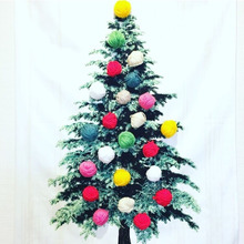 【100均毛糸で毛糸玉】?タペストリーを簡単おめかしクリスマス?【両面テープでペタリ】