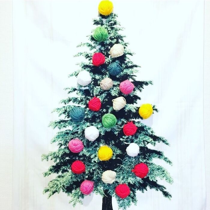 【100均毛糸で毛糸玉】?タペストリーを簡単おめかしクリスマス?【両面テープでペタリ】