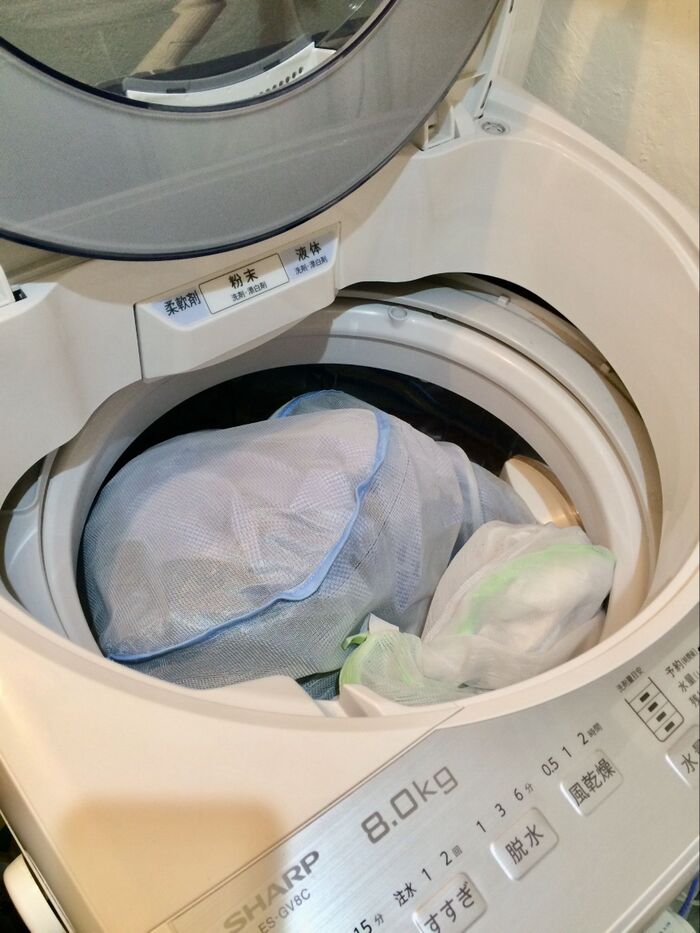 ネットに入れて他の洗濯物と一緒に洗濯機へ。