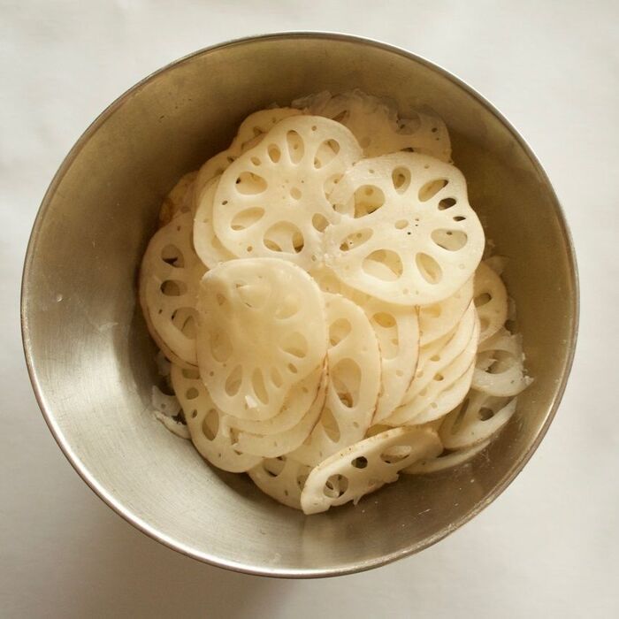 1 れんこんを切ります。