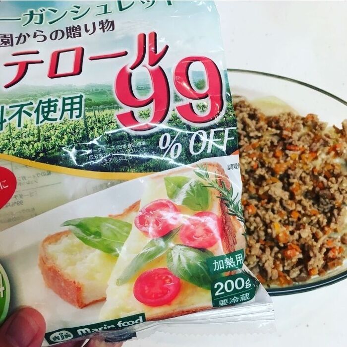 ③ホワイトソース、そぼろ、チーズをのせる