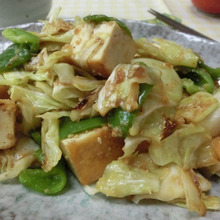 たっぷりごまがこっくり美味~い♪ キャベツと厚揚げのごま味噌炒め