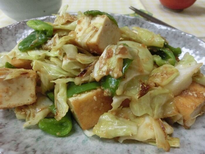 たっぷりごまがこっくり美味~い♪ キャベツと厚揚げのごま味噌炒め