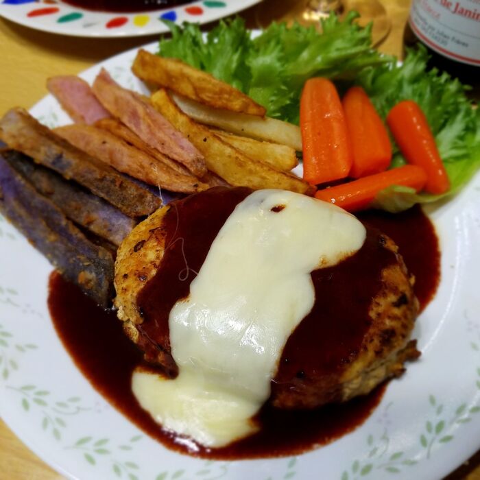 ハンバーグ赤ワインソース♪とろ~りチーズをかけて♪