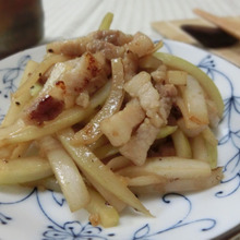 醤油をオイスターに変えたらハマった? 大根の皮と豚のオイスターきんぴら