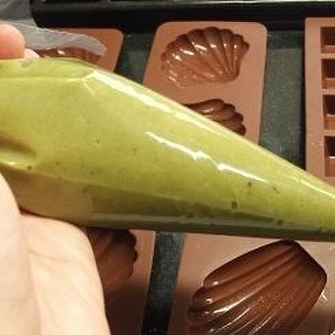生地を絞り入れる