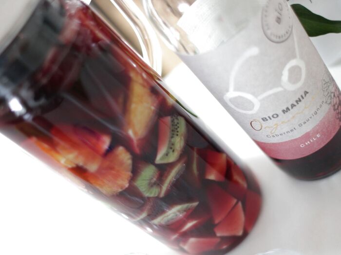 ジャーサラダのように、順番にフルーツを入れて、赤ワインをそーっと注ぐ