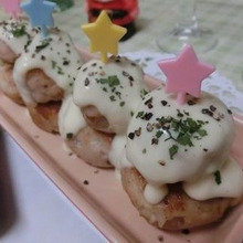 少しのひき肉とはんぺんでふわふわ♪ チーズがけミートボール