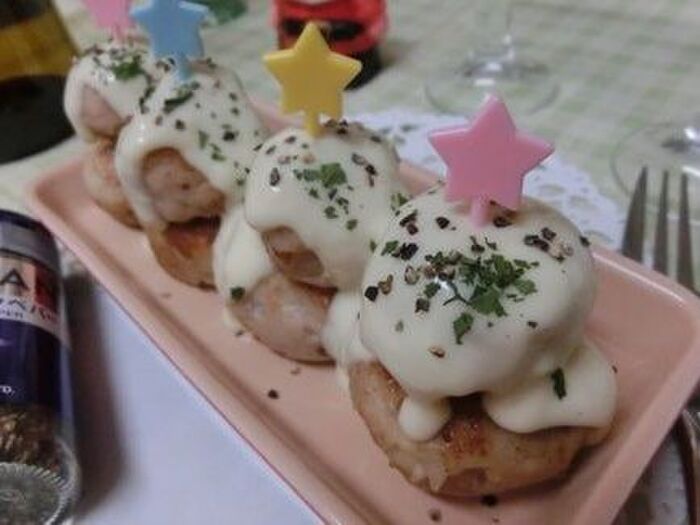 少しのひき肉とはんぺんでふわふわ♪ チーズがけミートボール