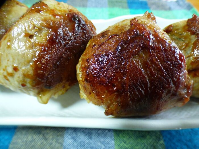 クリスマスに男子受け◎肉巻きおにぎり!味付けはアレ1本