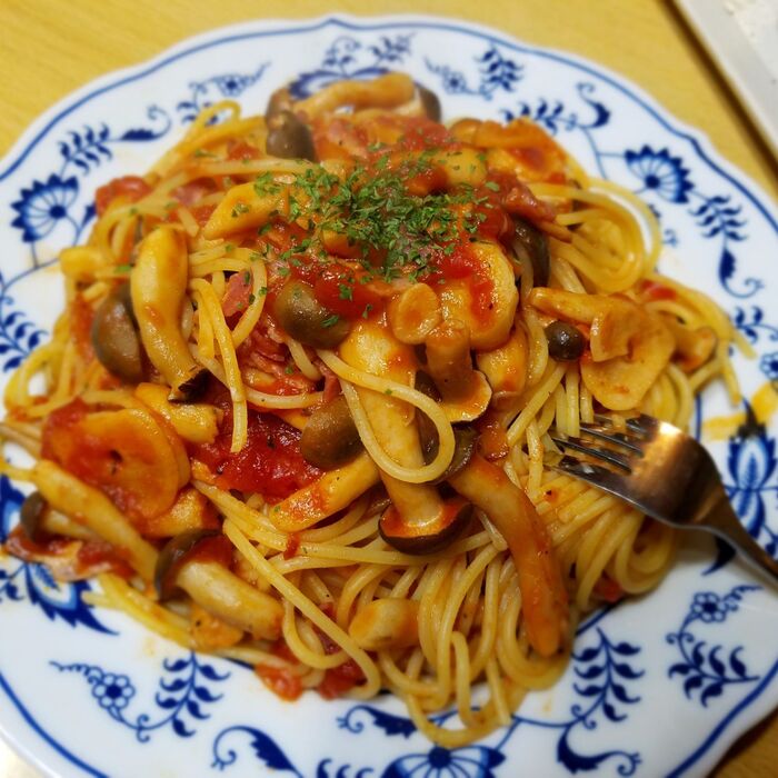 茸とベーコンのトマトパスタ♪お店に負けないよ♪