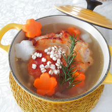 風邪や肌荒れ対策に★生姜が香るヨクイニン入り鶏鍋スープ★