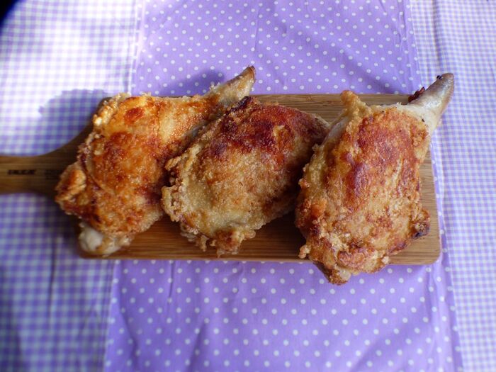 熱々の巨大骨付き唐揚げ