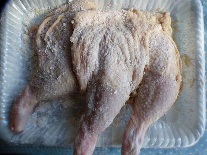 片栗粉をチキンにつける。