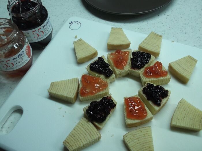 ジャムとホイップをはさんで