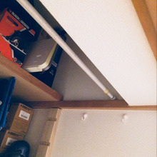 奥行のある廊下収納をつっぱり棒で効率よくさせました。