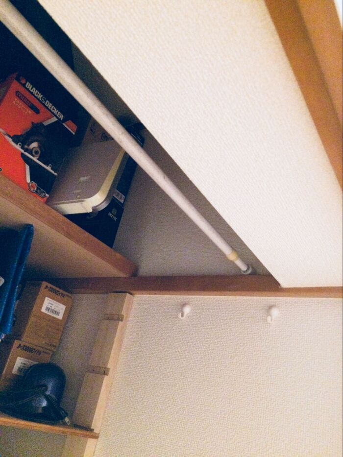 奥行のある廊下収納をつっぱり棒で効率よくさせました。