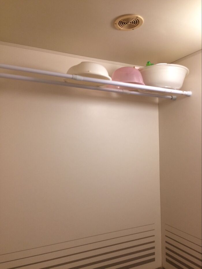 ダイソーのつっぱり棒200円商品です。