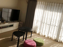 ソファなしはメリットたくさん!陽当たり◎なリビングの過ごし方