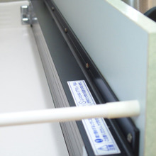 突っ張り棒で倒れない!キッチンの引き出しデッドスペース活用