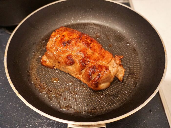 自然に冷まして肉を落ち着かせます。