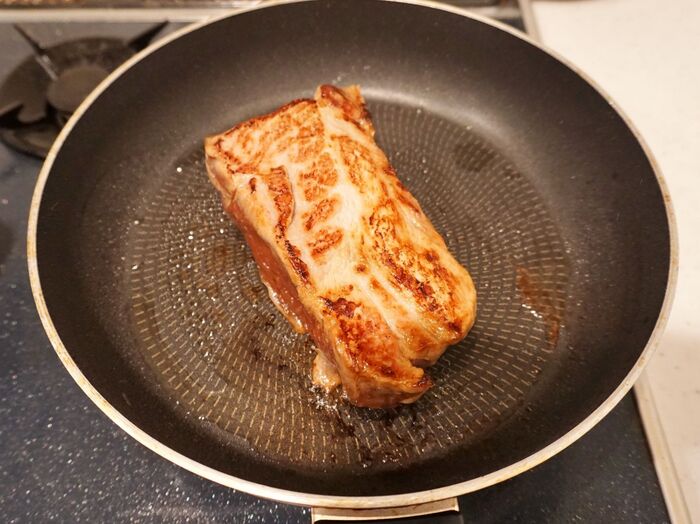 豚肉を焼いていきます。