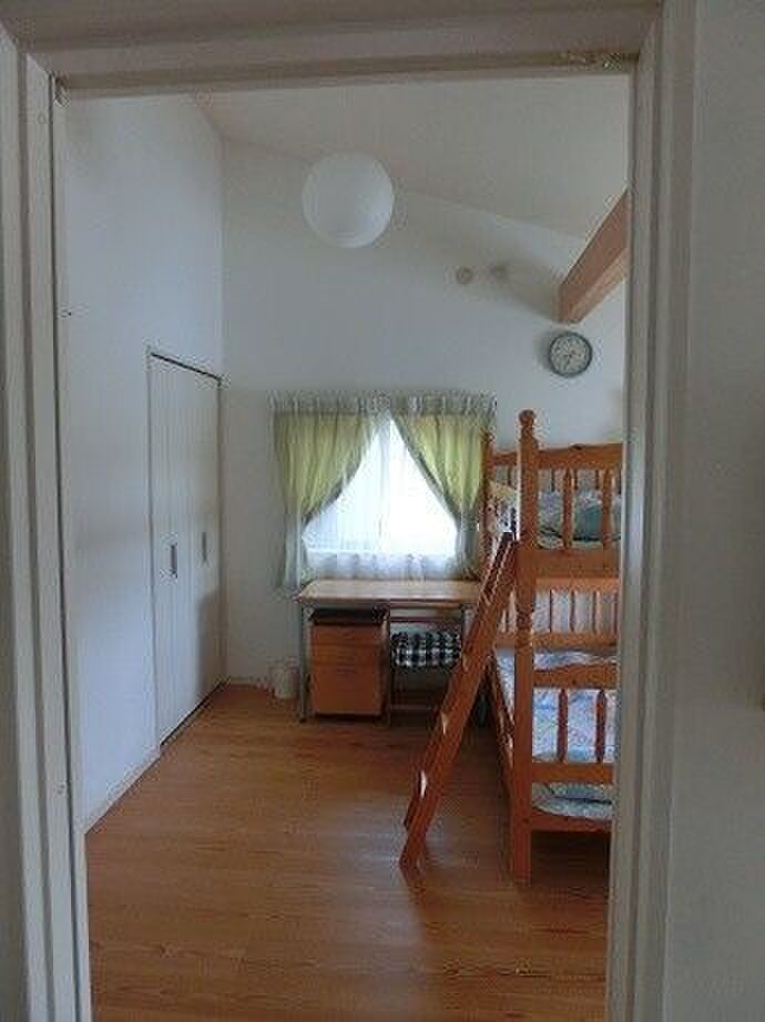 左側のドアからは