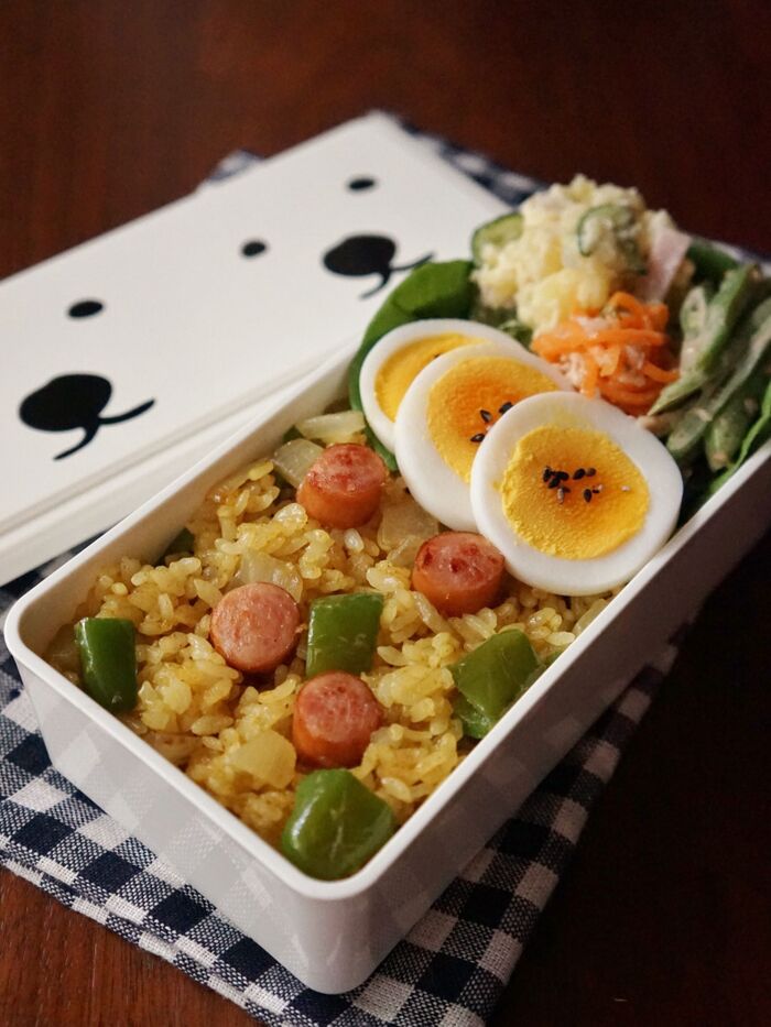 ごはんを加えて味付けします。