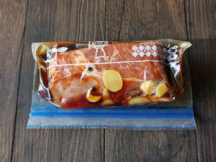 豚ロースかたまり肉にしっかりと下味を付けます。