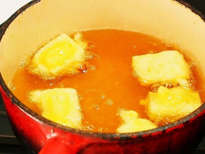 餅を揚げる
