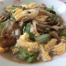 包丁いらず☆ サニーレタスと舞茸のオイスターソース玉子炒め