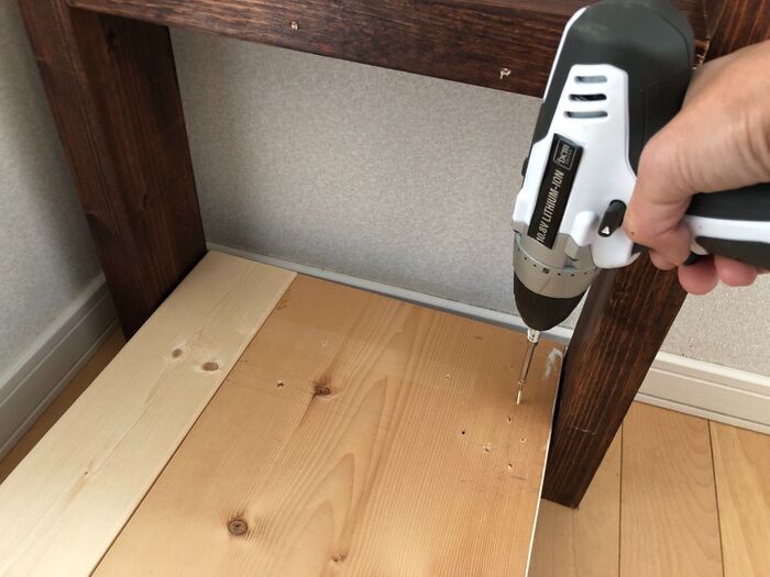 棚板を固定する