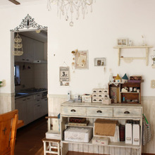 リビングインテリアに家族が使いやすい工夫を詰め込んだDIYシェルフ♪