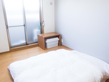 寝具収納が無いなら、こんなふうに布団を置いてみては?