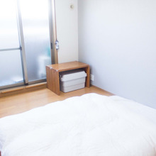 寝具収納が無いなら、こんなふうに布団を置いてみては?