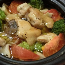 オリーブオイルの香りがたまらない♪ 野菜たっぷり鶏のオイル鍋