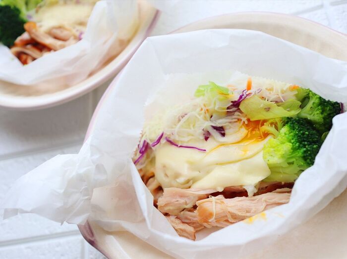 調理時間はたったの5分!ファミマ「スモーク香る国産鶏サラダチキン」のレンジ蒸し