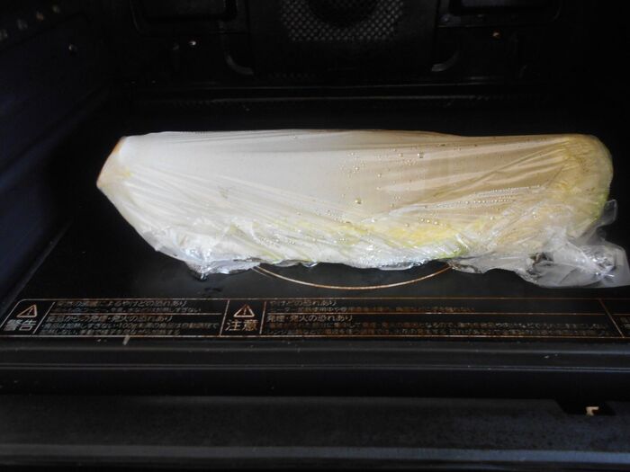 白菜を電子レンジで加熱する。