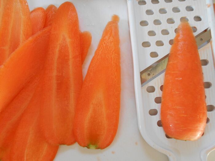 人参をピ―ラ―で薄く切る。